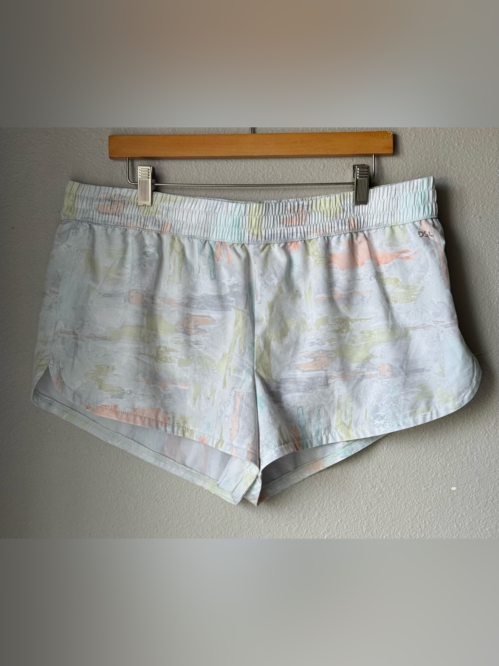 DSG Women’s Stride Shorts Size XL Pastel Camo Running Athletic Pull On